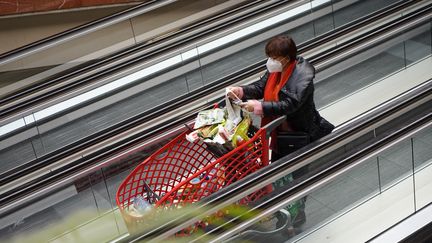 Image d'illustration d'une cliente de supermarché, le 3 novembre 2020 à Paris. (MYRIAM TIRLER / HANS LUCAS VIA AFP)