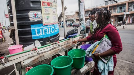 Fourniture d'eau traitée pour lutter contre le virus Ebola à Goma, en RDC, le 31 juillet 2019. (PAMELA TULIZO / AFP)