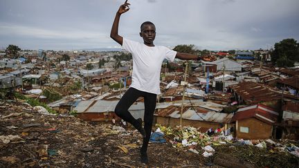 Eugene Ochieng, 12 ans, vit dans le bidonville de Kibera. Il a découvert la danse en 2018 et a été immédiatement séduit lorsque des membres de l’association A4A, sont venus faire une démonstration de cette discipline. Il a alors suivi les cours dispensés par Mike Wamaya, un danseur et professeur kényan qui a créé l’organisation Project Elimu.&nbsp; &nbsp; &nbsp; &nbsp;&nbsp; (BRIAN INGANGA/AP/SIPA)