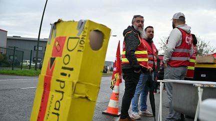 Des salariés et des syndicalistes organisent un piquet de grève devant l'usine Sanofi de Lisieux (Calvados), le 17 octobre 2024. (LOU BENOIST / AFP)