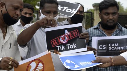 Des Indiens appellent au boycott d'applications chinoises, dont Tik Tok, à Hyderabad le 30 juin 2020 (NOAH SEELAM / AFP)