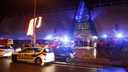 Une voiture de police devant le casino Pasino à Aix-en-Provence (Bouches-du-Rhône), attaqué le 13 février 2016. (SOLLIER CYRIL / MAXPPP)