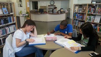 &nbsp; (Pour se donner toutes les chances de réussir, beaucoup de jeunes lycéens de Grigny comptent sur le BAC, passeport vers les études supérieures © Radio France/ Benjamin)