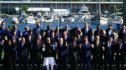 Les dirigeants participant au lancement de l'Alliance mondiale contre la faim et la pauvreté posent pour une photo de groupe après la première session de la réunion des dirigeants du G20 à Rio de Janeiro, au Brésil, le 18 novembre 2024. (MAURO PIMENTEL / AFP)