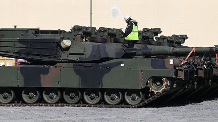 Un technicien se tient sur un char à la base d'entraînement militaire de l'armée américaine à Grafenwoehr, dans le sud de l'Allemagne, le 11 mars 2022. (CHRISTOF STACHE / AFP)