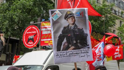 Une pancarte représentant Emmanuel Macron en costume SS est brandie lors d'une manifestation à Paris, le 26 mai 2018. (MAXPPP)