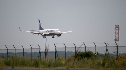 Un avion Ryanair atterrit sur la piste de l'aéroport Beauvais-Tillé (Oise) le 4 juin 2019. (ERIC FEFERBERG / AFP)