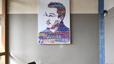 Un portrait de Samuel Paty affiché dans une classe à Conflans-Sainte-Honorine (Yvelines), le 16 octobre 2023. (BERTRAND GUAY / AFP)