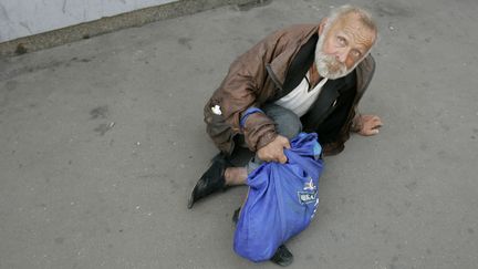 Un homme dans une station de train de Moscou (Russie), le 12 juillet 2007. (DENIS SINYAKOV / REUTERS)