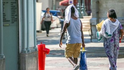 Des passants à Valence (Drôme), le 22 août 2023. (NICOLAS GUYONNET / HANS LUCAS / AFP)