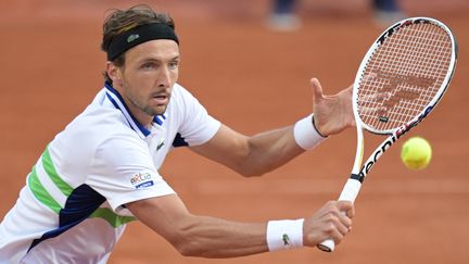 Le Français Arthur Rinderknech lors de son deuxième tour face à l'Argentin Tomas Martin Etcheverry à Roland-Garros, le 30 mai 2024. (BERTRAND GUAY / AFP)