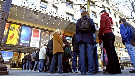 File d'attente à l'entrée du cinéma Gaumont Marignan à Paris (8e arr.) en 2003. (FRANCOIS GUILLOT / AFP)