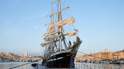 Le voilier "Belem" dans le port de Marseille, le 10 octobre 2023. Le navire va transporter la flamme olympique de Grèce jusqu'à la cité phocéenne, du 27 avril au 8 mai 2024. (ANNE-SOPHIE NIVAL / HANS LUCAS / AFP)