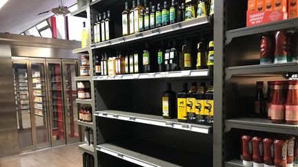 Un rayon d'huile d'olive dans un supermarché. (WILLY MOREAU / RADIOFRANCE)