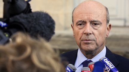 Alain Jupp&eacute; s'exprime devant la presse le 19 novembre 2012, &agrave; Bordeaux (Gironde). (JEAN-PIERRE MULLER / AFP)