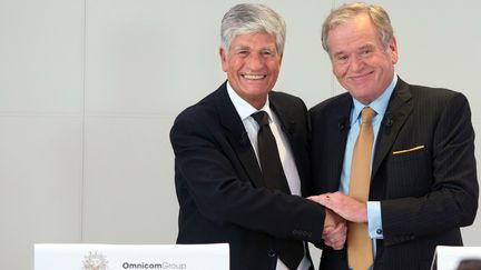 Maurice L&eacute;vy (&agrave; G.), patron de Publicis, et John Wren, patron d'Omnicom, ont annonc&eacute; la fusion de leurs entreprises, dimanche 28 juillet 2013 &agrave; Paris. (BERTRAND LANGLOIS / AFP)