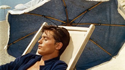 Dans Plein Soleil de René Clément (1960), Alain Delon décroche enfin un premier rôle. Il joue Tom Ripley, l'homme à tout faire d'un milliardaire américain devenu assassin. Aux côtés de Maurice Ronet et de Marie Laforêt, il impose son image&nbsp; d'Adonis, solaire et meurtrier. (TITANUS/PARIS FILM)