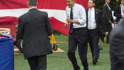 J-18 #TEAMOBAMA Le pr&eacute;sident am&eacute;ricain s'appr&ecirc;te &agrave; monter sur la sc&egrave;ne &agrave; Fairfax&nbsp;(Virginie) pour un meeting de campagne, le 19 octobre 2012. (KRISTOFFER TRIPPLAAR / NEWSCOM / SIPA)