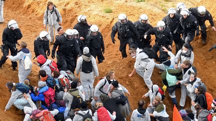 Quelque 200 manifestants sont venus dimanche dénoncer l'impact du charbon sur le climat, dans une mine proche de Bonn, où s'ouvre lundi la 23e conférence de l'ONU sur le changement climatique.