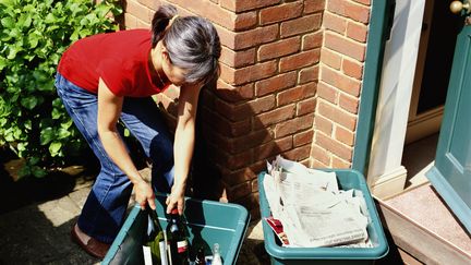 Trier, le premier geste du recyclage de déchets. (GETTY IMAGES)