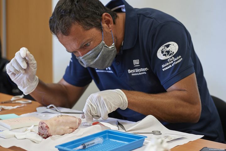 Avant le départ, tous les participants comme le skipper&nbsp;Romain Attanasio ont suivi une formation médicale pour se soigner seul à bord en cas de blessure. (YVAN ZEDDA ALEA / VENDEE GLOBE 2020)