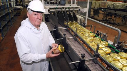 Laurent Spanghero, fondateur pluis repreneur de la marque sous le nom La Lauragaise, pr&eacute;sente ses produits sur la cha&icirc;ne de l'usine de Castelnaudary, 29 ao&ucirc;t 2013. (REMY GABALDA / AFP)