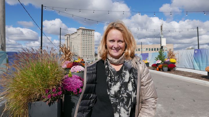 Delphine François devant "Michigan Central", l'ancienne gare de Détroit, en cours de réhabilitation : "C’est une ville cabossée. Il faut s’intéresser à son histoire. C’est un tourisme à part." (EMMANUEL LANGLOIS / FRANCEINFO)