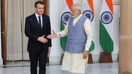 Emmanuel Macron et le Premier ministre indien Narendra Modi, à New Delhi (Inde), le 10 mars 2018. (AFP)