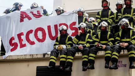 Des pompiers protestent contre le manque de moyens, à Lyon, le 11 octobre 2018.&nbsp; (NICOLAS LIPONNE / NURPHOTO / AFP)