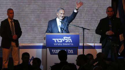 Le Premier ministre sortant, Benyamin N&eacute;tanyahou, salue la foule apr&egrave;s sa victoire aux &eacute;lections l&eacute;gislatives, le 17 mars 2015, &agrave; Tel-Aviv (Isra&euml;l). (JACK GUEZ / AFP)