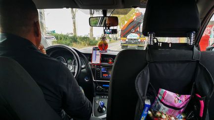 Un chauffeur de VTC lors d'une course à Lyon, le 7 novembre 2023. (NICOLAS GUYONNET / HANS LUCAS / AFP)