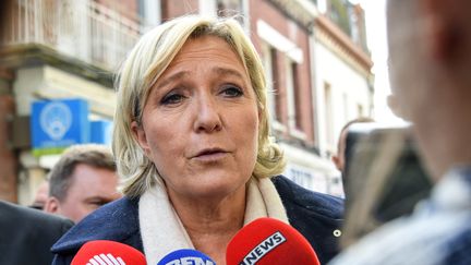 Marine Le Pen accuse le gouvernement de vouloir créer des "contrats de mercenariat"