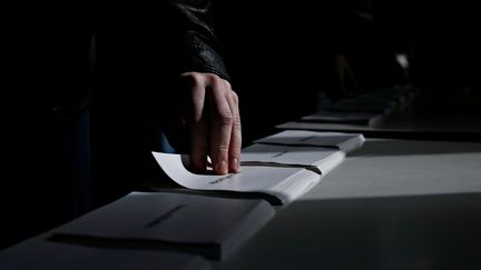 Bulletins de vote lors du premier tour de l'élection présidentielle à Lille le 23 avril 2017.&nbsp; (ALEXANDROS MICHAILIDIS / SOOC)