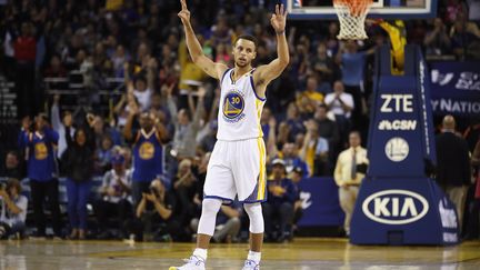 Stephen Curry est un peu plus dans l'histoire de la NBA (EZRA SHAW / GETTY IMAGES NORTH AMERICA)