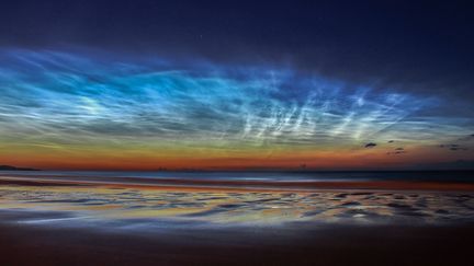 Avec "Sunderland Noctilucent Cloud Display",Matt Robinson est finaliste dans la cat&eacute;gorie "Skyscapes" du&nbsp;concours&nbsp;"Insight Astronomy Photographer of the Year 2015". (MATT ROBINSON)