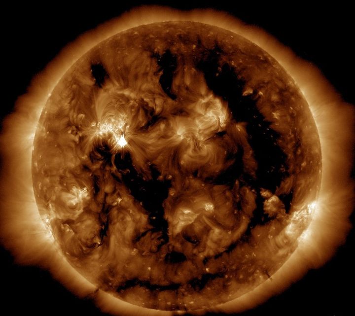 Image du Soleil, rassemblant plusieurs clichés pris par la sonde&nbsp;Solar Dynamic Observatory's Atomospheric, publiée par la Nasa le 9 mai 2012. (SDO / AIA / AFP)