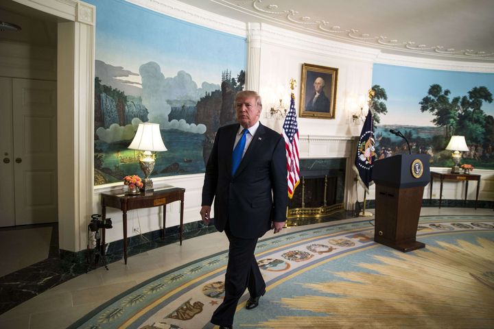 Donald Trump quitte la salle après une déclaration concernant l'accord sur le nucléaire iranien, le 13 octobre 2017, à la Maison Blanche. (SHUTTERSTOCK / SIPA)