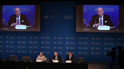 Laurent Fabius, ministre des Affaires &eacute;trang&egrave;res, Delphine Batho (ministre de l'Ecologie) et Pascal Canfin, ministre du d&eacute;veloppement durable, &agrave; la conf&eacute;rence de l'ONU sur le climat, &agrave;&nbsp;Doha (Qatar), le 6 d&eacute;cembre 2012. (KARIM JAAFAR / AL-WATAN DOHA / AFP)