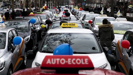 Une manifestation de moniteurs d'auto-écoles contre la réforme du permis de conduire, le 11 février 2019, à Paris. (VINCENT ISORE / MAXPPP)