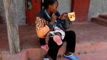 Evelyne Opondo, directrice Afrique du&nbsp;Centre pour les droits reproductifs,&nbsp;indique qu'il n'y a pas de preuves scientifiques liant la hausse des grossesses à l'épidémie. Pour autant, elle considère que les chiffres du ministère de l’Education ne constituent que&nbsp;"la partie émergée"&nbsp;du problème, car la plupart des jeunes filles ne font pas les démarches pour obtenir un soutien pré-natal. Il est, selon elle, probable que les grossesses ont augmenté depuis le début de la pandémie car les jeunes filles restent chez elle sans rien faire ou&nbsp;"s'engagent dans des relations destinées à leur permettre de survivre".&nbsp; &nbsp;&nbsp; (MONICAH MWANGI / REUTERS)