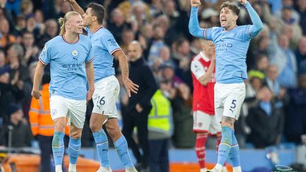 Les joueurs de Manchester City célèbrent leur deuxième but contre Arsenal, à l'Etihad Stadium, le 26 avril 2023. (IAN STEPHEN / AFP)