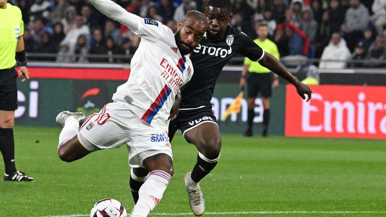 Alexandre Lacazette (Olympique Lyonnais) in the duel with Eliot Matazo (AS Monaco), May 19, 2023, during the 36th day of Ligue 1. (JEAN-PHILIPPE KSIAZEK / AFP)