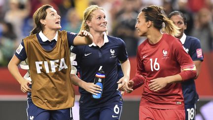 Des joueuses de l'&eacute;quipe de France de football, lors d'un match face &agrave; la Cor&eacute;e du Sud, pendant la Coupe du monde de foot f&eacute;minin, &agrave; Montr&eacute;al (Canada), le 21 juin 2015. (NICHOLAS KAMM / AFP)