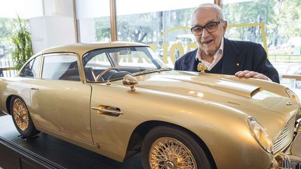 Ken Adam en 2014, devant une réplique de l'Aston Martin DB5 de James Bond
 (Ray Tang/REX/REX/SIPA)