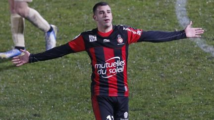 Le milieu offensif ni&ccedil;ois&nbsp;Valentin Eysseric lors d'un match de Ligue 1 contre Valenciennes le 13 janvier 2013 &agrave; Nice.&nbsp; (VALERY HACHE / AFP)