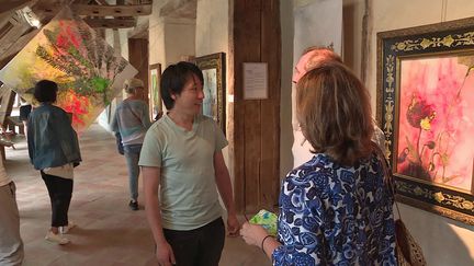 L'artiste japonais Akira Inumaru discute avec des visiteurs à l'occasion de son exposition au château de Villandry (Indre-et-Loire) (France 3 Centre-Val de Loire)