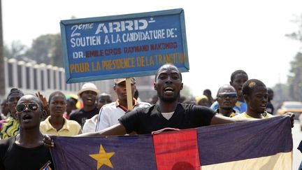 Des partisans de l'homme politique&nbsp;Emile Gros Raymond Nakombo qui participe &agrave; l'&eacute;lection du pr&eacute;sident de transition en Centrafrique, &agrave; Bangui, la capitale du pays, le 17 janvier 2014.&nbsp; (ERIC FEFERBERG / AFP)