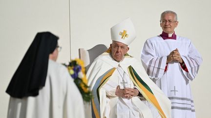 Le pape François lors d'une messe au stade roi Baudouin, à Bruxelles (Belgique), le 29 septembre 2024. (ALBERTO PIZZOLI / AFP)