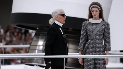 Le couturier Karl Lagerfedl au final du défilé Chanel prêt-à-porter automne-hiver 2017-2018 au Grand Palais à Paris, le 20 juin 2019 (PATRICK KOVARIK / AFP)