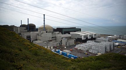 La centrale nucléaire de Flamanville (Manche), le 25 avril 2024. (LOU BENOIST / AFP)